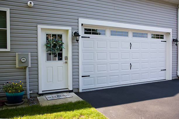 24/7 Emergency Garage Door Panel Replacement experts in George West, TX